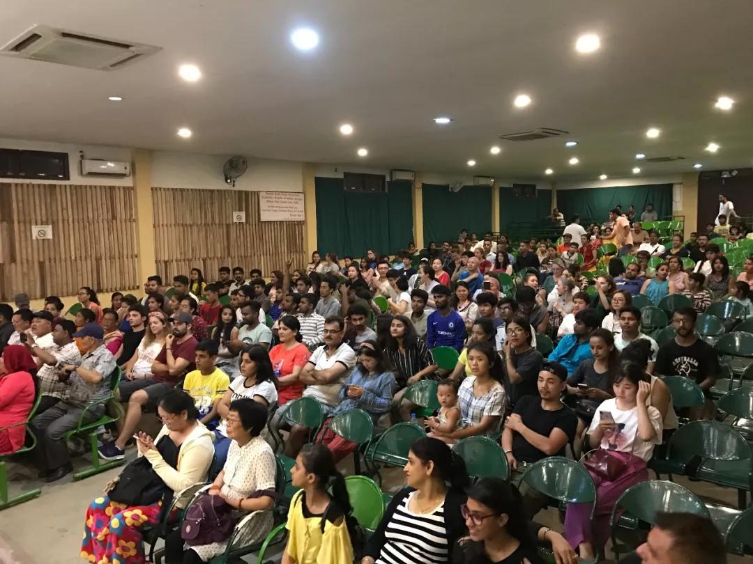 这个微笑国度,见人就夸漂亮,300元就能在天空滑翔