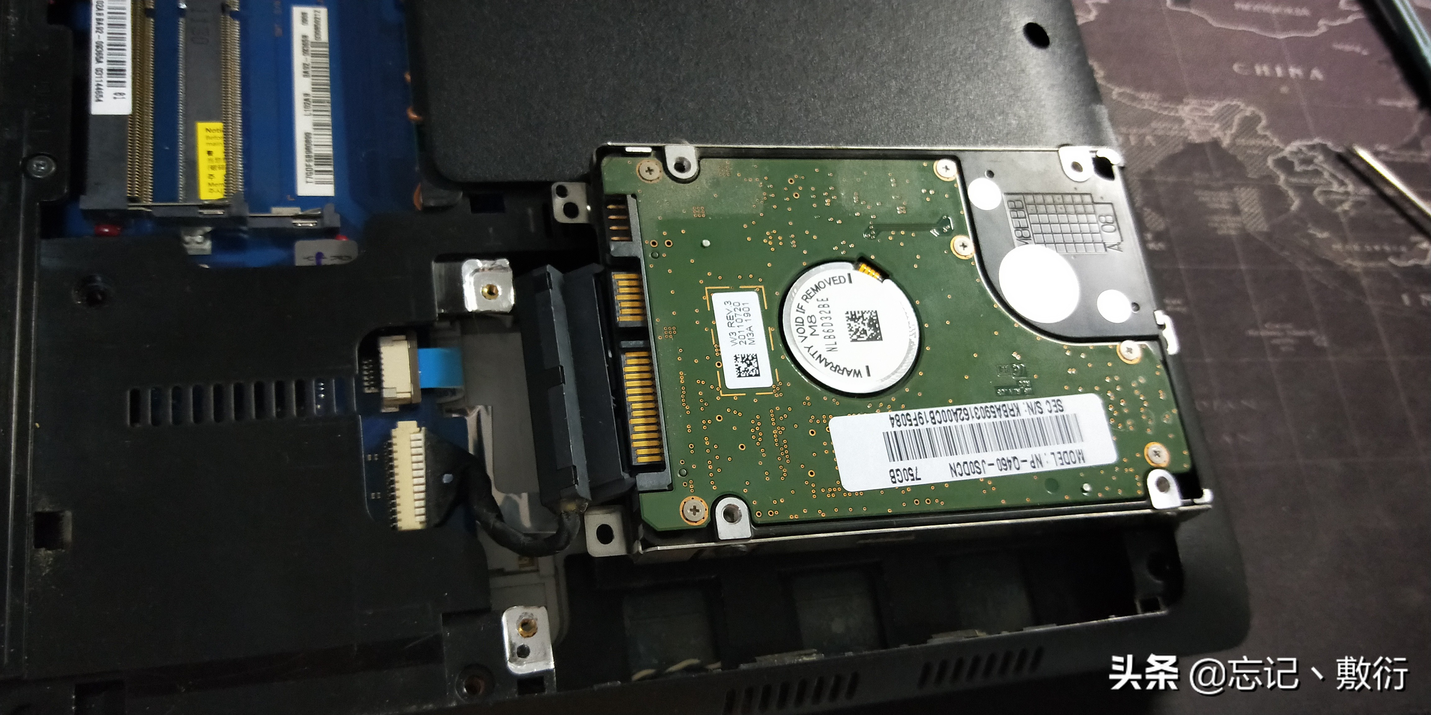 更换三星笔记本(q460)键盘,为了换个键盘把整个笔记本拆了稀碎