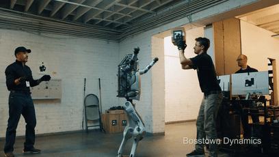 遭遇百般霸凌后，机器人竟将枪口对准人类