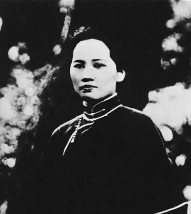 毛主席逝世追悼会上,举国致哀站立吊唁,为何有一人会坐着参加?