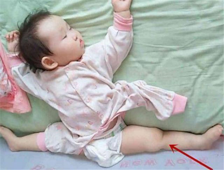 宝宝睡着了有惊跳反应,萌娃一字马睡姿走红