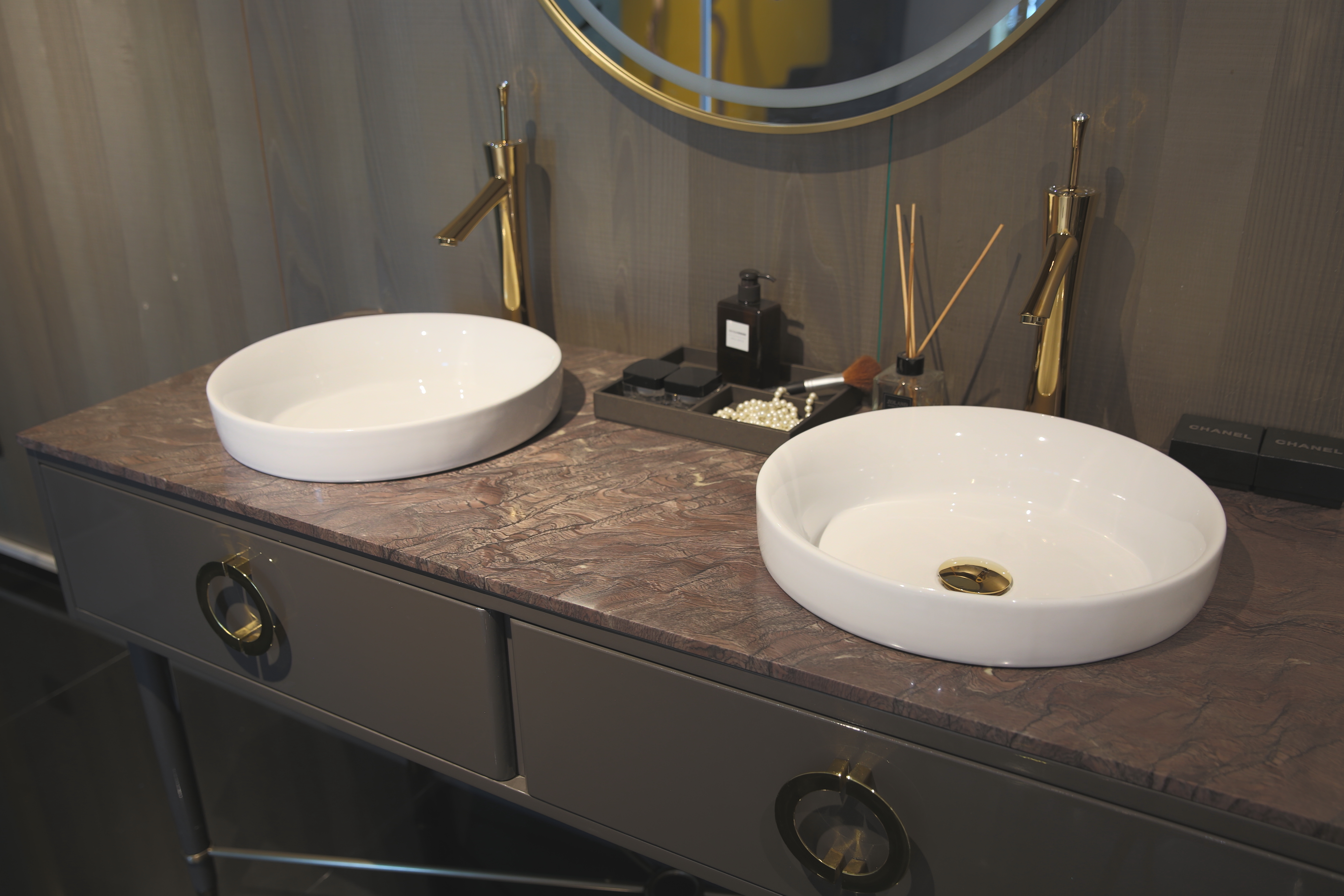 苍穹之下为信仰而出发举手投足见贵族的优雅