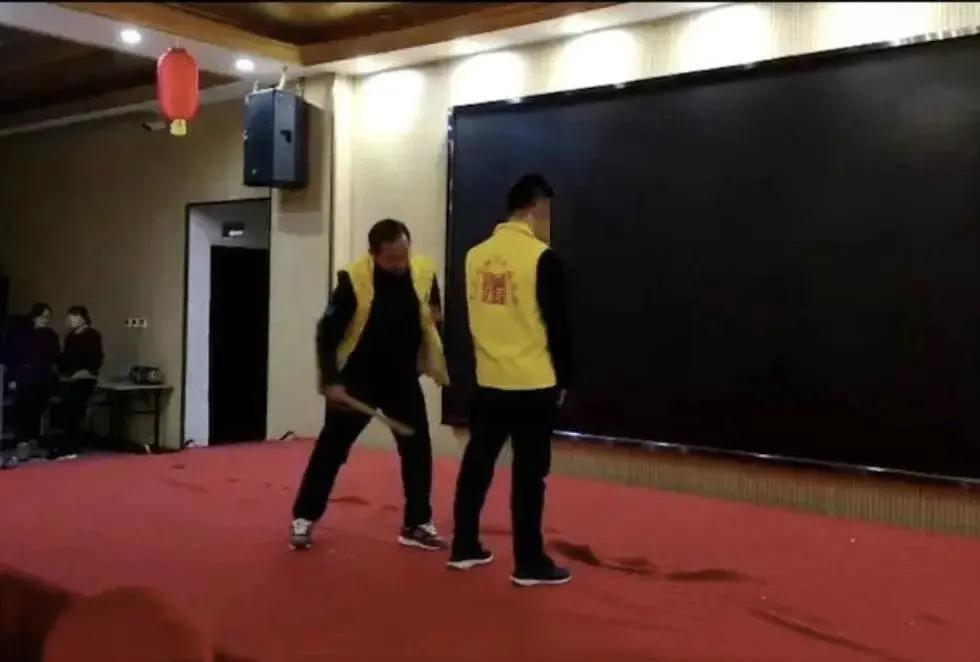 用体罚、殴打“治疗”抑郁症的游学营,把一群孩子逼到自杀了