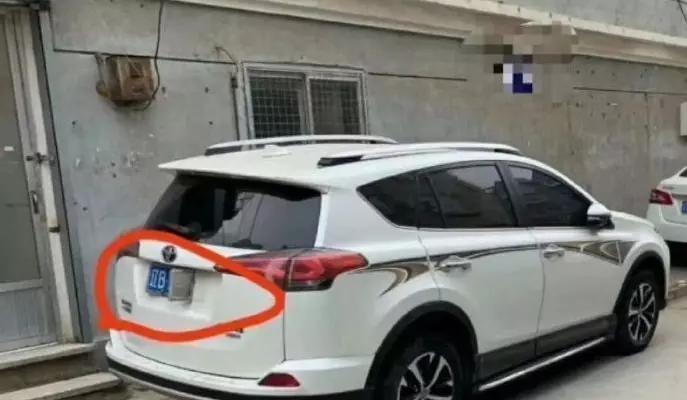 老人掰弯车牌,老人不讲理