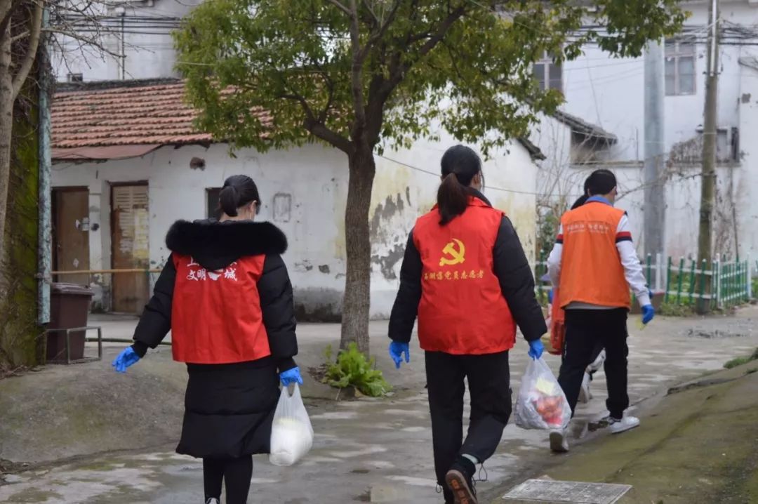 “村里长辈记得我们，我们的话老人都能耐心听。”松江这群“95后”防疫宣传优势足