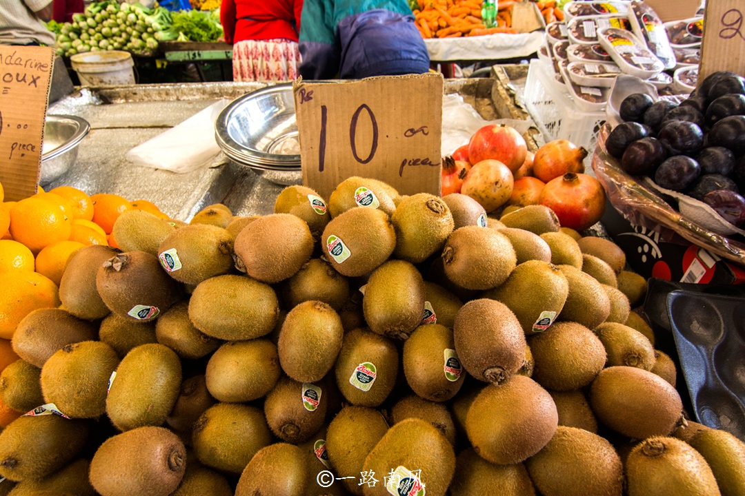 非洲的菜市场都卖些什么？品种没有中国丰富，当地人非常友善