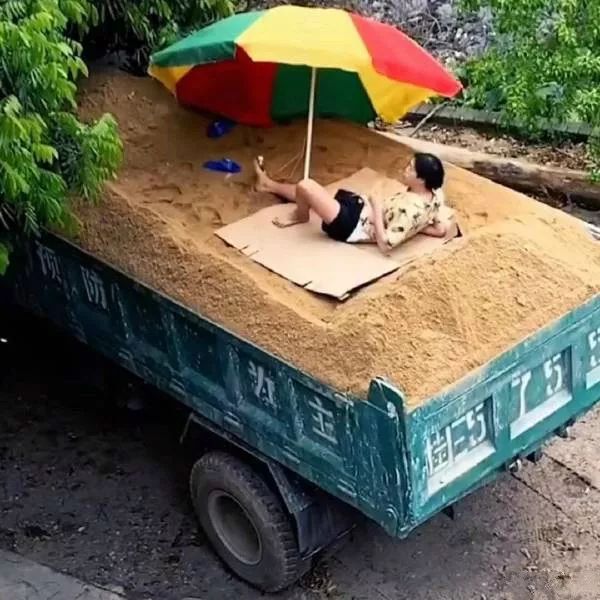 雨天开车后车镜有水咋办,开车雨刷坏了怎么处理