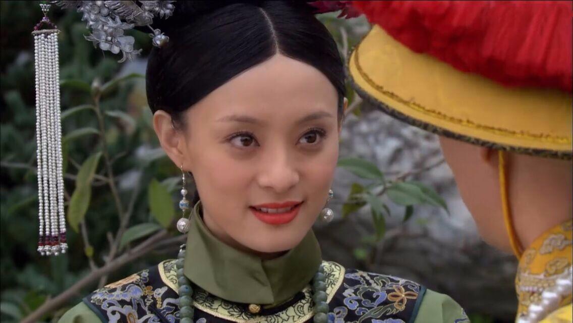 甄嬛传莞莞一开始封的是不是熹妃,为何莞妃和熹妃同个头冠