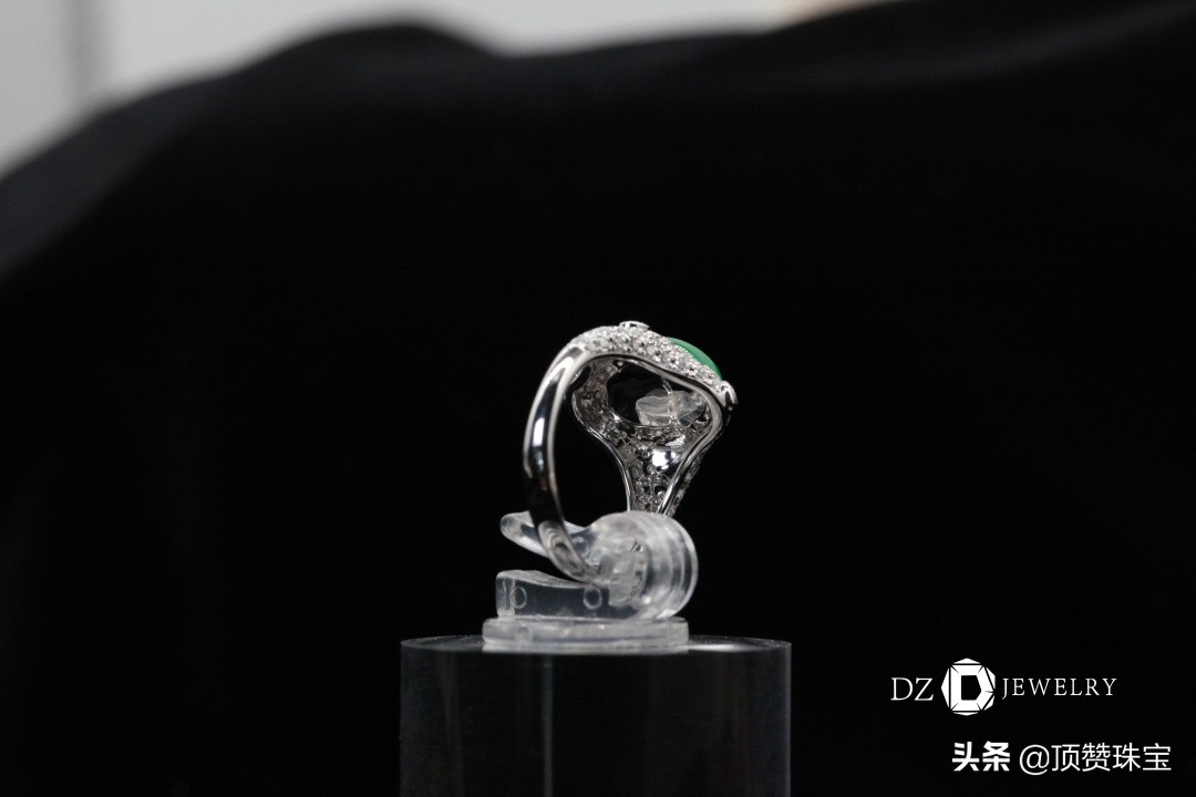 椭圆翡翠蛋面镶嵌戒指简单款式,绿色翡翠蛋面镶嵌戒指的图片