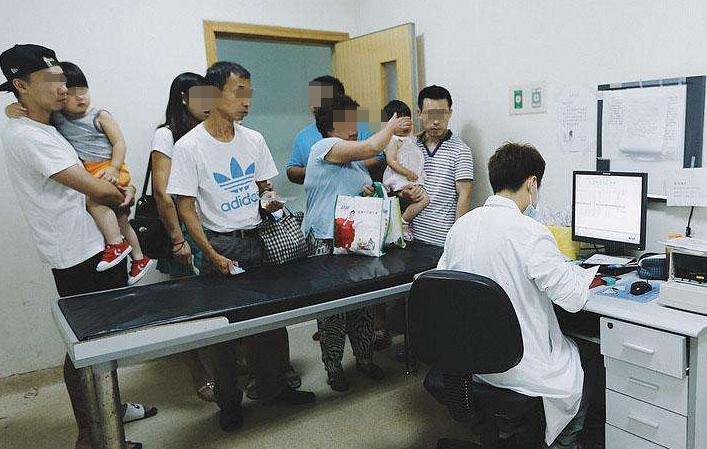 宝宝不小心吞了一根烟头,宝宝不小心吞了他爸爸的烟头