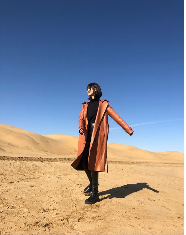 辛芷蕾黑色破洞裤 (辛芷蕾连体裤穿搭)