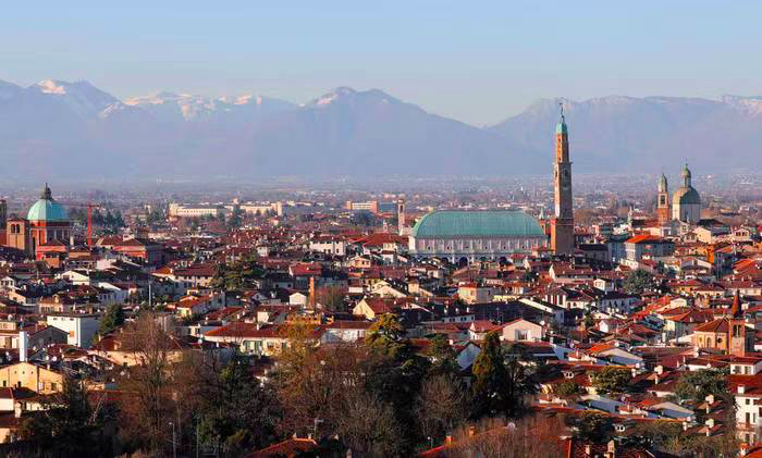 皮鞋是每个男人必备的单品,皮鞋是一个成熟男士的必备鞋