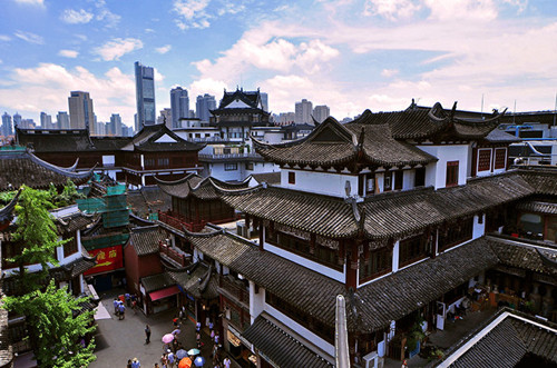 上海大都市繁华的老城隍庙,上海中心金碧辉煌的寺庙