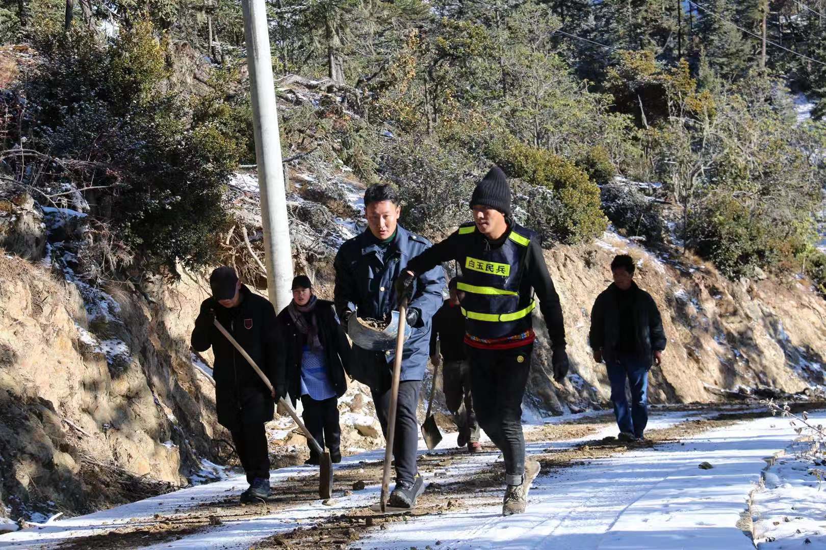 坚守交通一线守护人民群众平安,连续奋战30天后他累倒在警车里