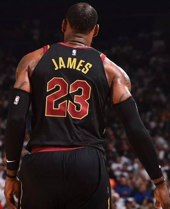 詹姆斯成为篮球世界的焦点,詹姆斯继续书写篮球上帝的神话