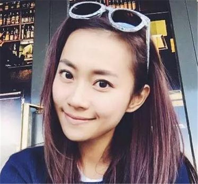 23岁女明星拒绝牛津大学，选择嫁入豪门，8年后过着这样的生活