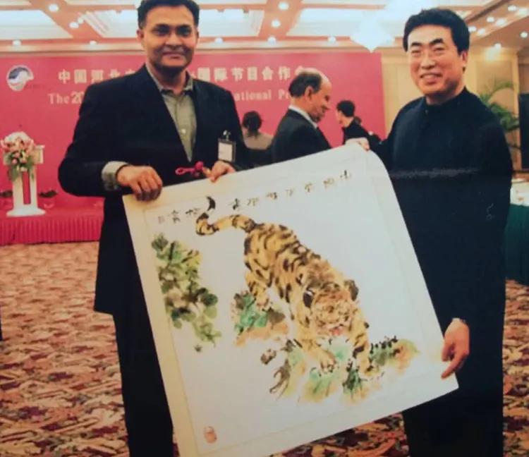 掌上乾坤指间生花世界级艺术家-贾同辉的“指墨”风釆