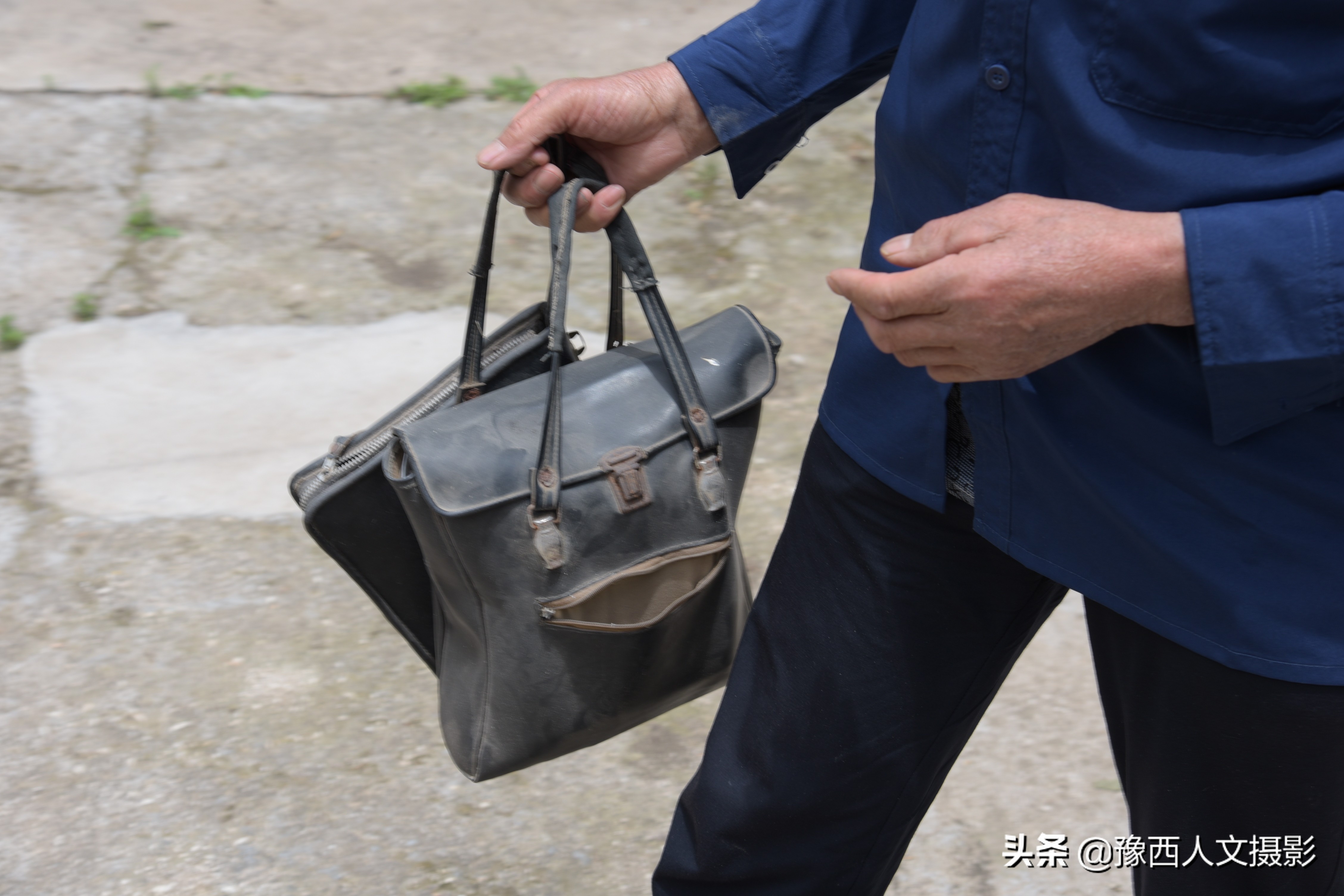 老村医治好脉管炎，两兄弟拿万元酬谢，他仅从毛票中抽出80块