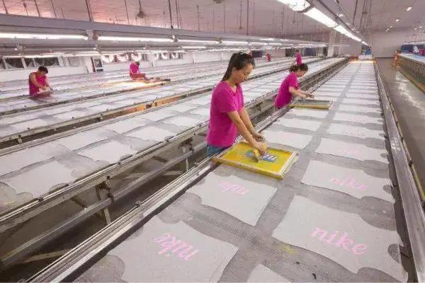 花1亿给员工包车，20年没人离职！他跟996对着干，却年赚230亿