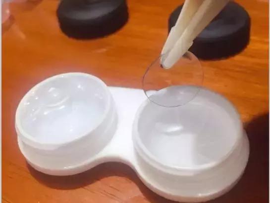 不会戴隐形眼镜可以找谁帮忙,新手戴隐形眼镜的方法简单方便