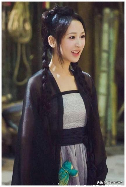 杨紫同款发型双麻花辫子,杨紫同款发型短发麻花辫