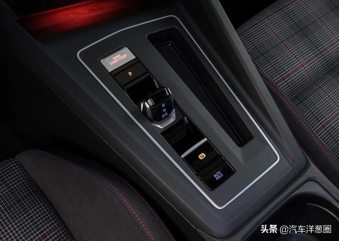 宝马换新车标了！蓝天白云帅炸，以后黑白标只代表低端宝马车主？