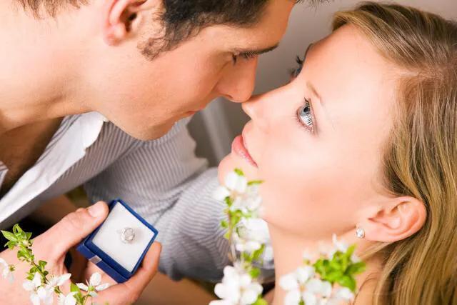 36岁姑娘嫁给小十几岁的男人幸福,老妻少丈夫差17岁生双胞胎