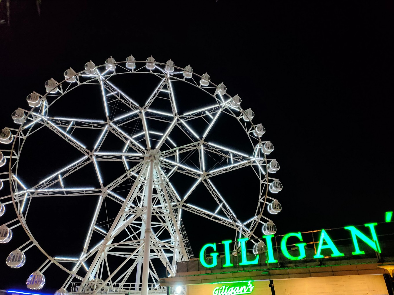 实弹射击or公墓拍大片？| 跟90后小伙儿在马尼拉“玩儿很野”