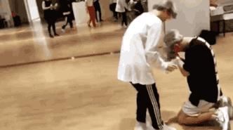 如何踢瓶子教学,怎么学会花式踢瓶子