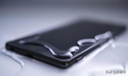 手机掉进水里的补救方法,手机掉进水中处理方法