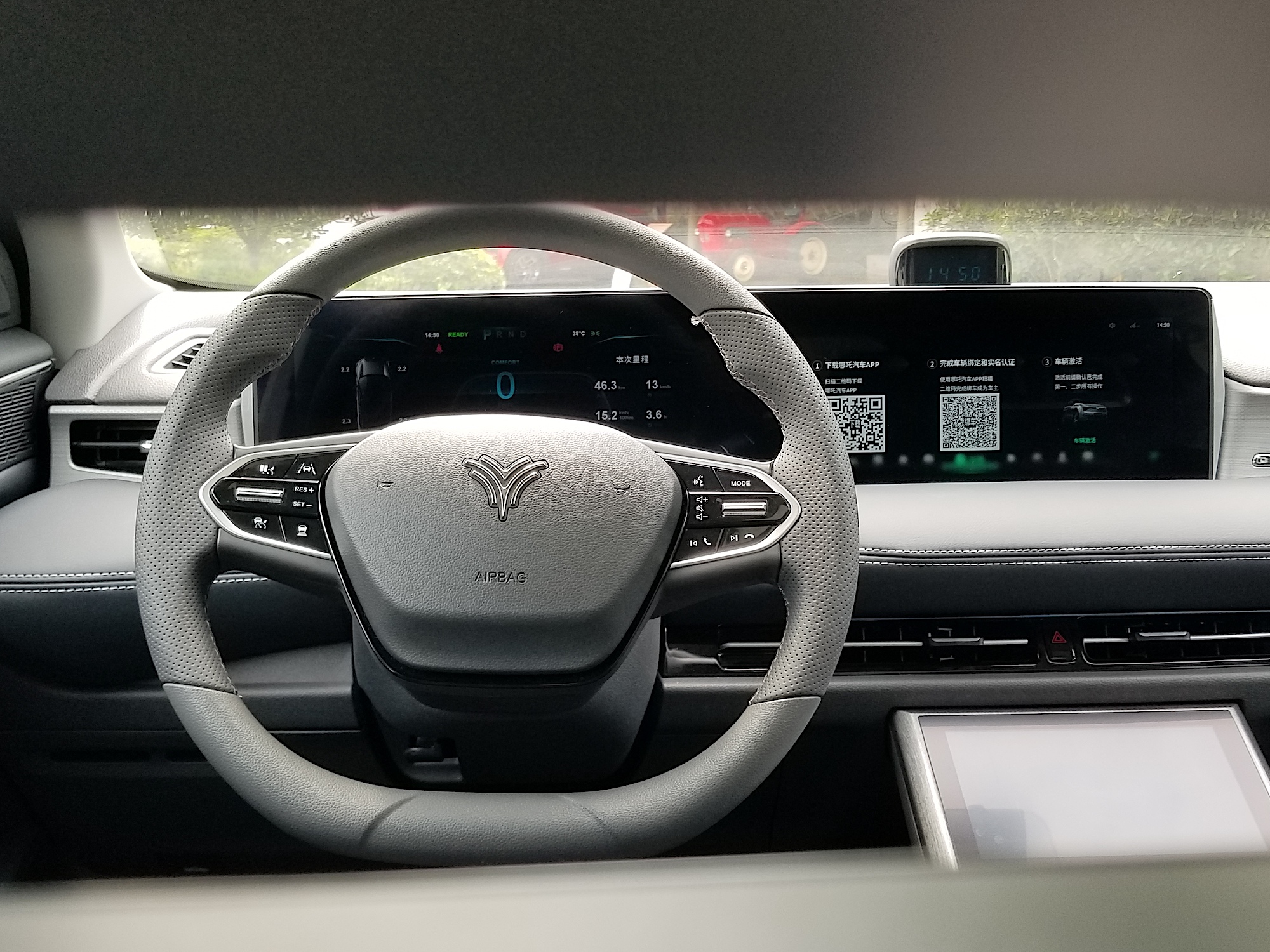 把车钥匙做成指尖陀螺？这才是纯电SUV里的“创意玩家”