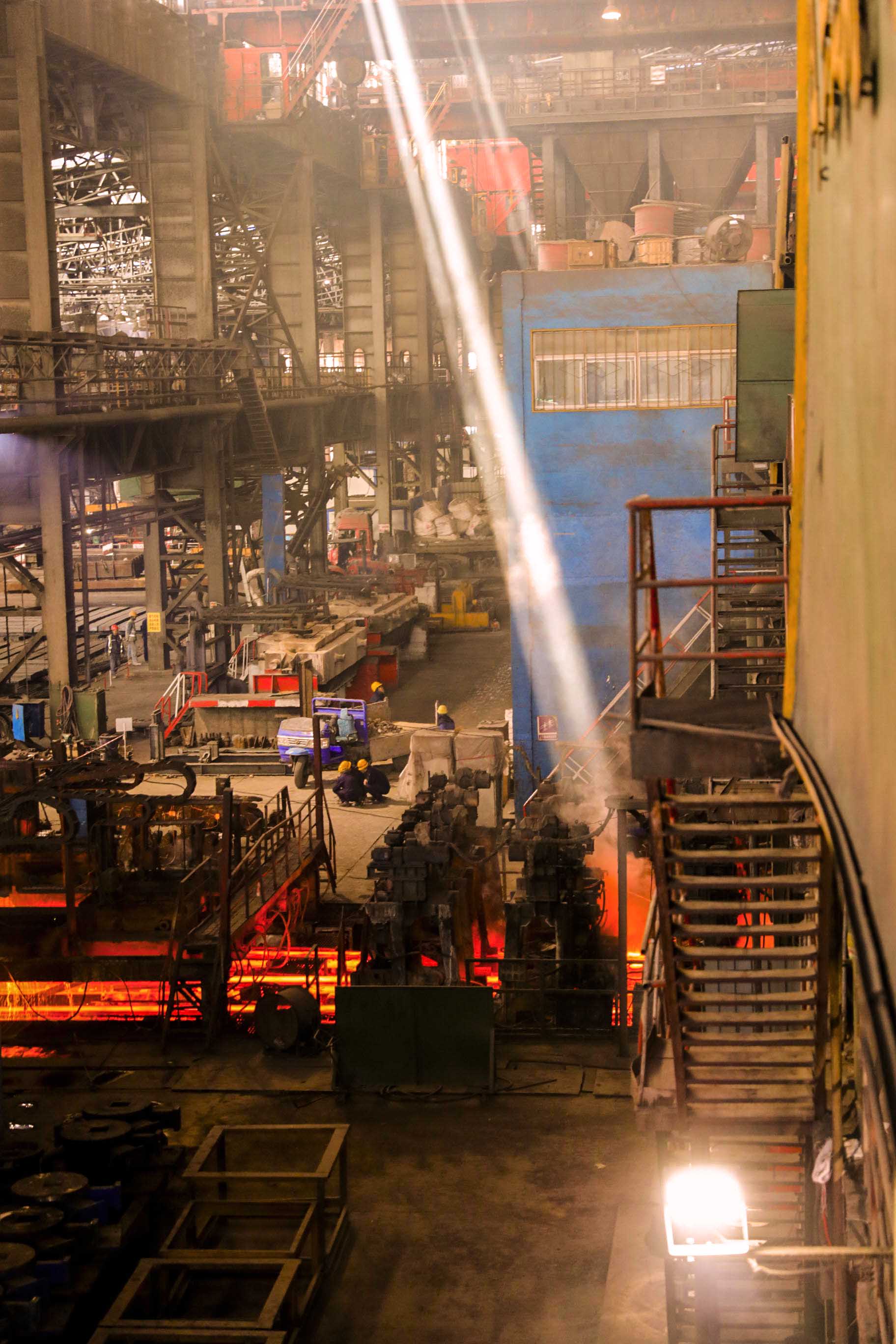 钢铁是怎样炼成的炼钢车间,钢铁是怎样炼成的钢铁厂