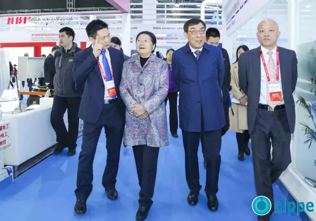 顾秀莲、马培华、李毅中、张来斌参加一年一度的世界石油装备大会cippe