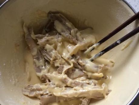 干炸蘑菇做法只放生粉,干炸蘑菇的做法和配料比例