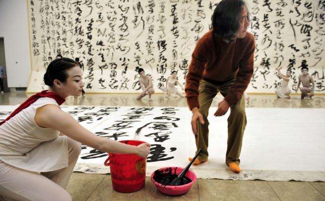 现代书法大师颇受争论，沦为过街老鼠，是谁败坏了书法界？