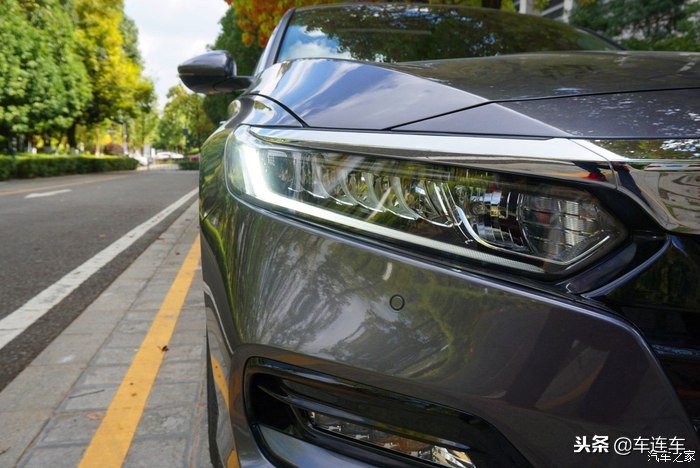 十代雅阁混动版与英诗派太空银,十代雅阁太空银还是白色好看