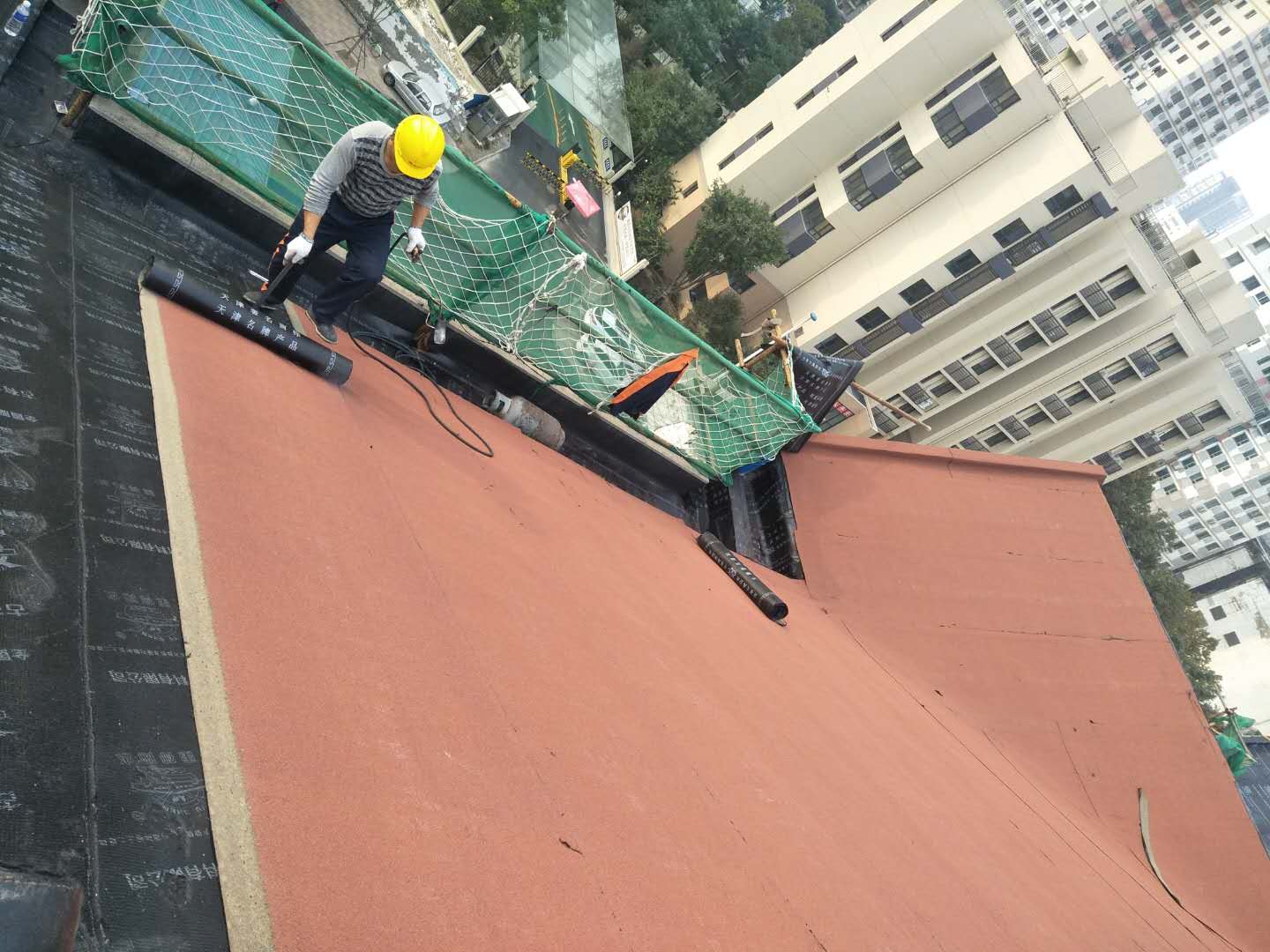 楼顶厨房位置漏水怎样找漏水点,楼顶漏水加盖彩钢瓦怎么还是漏水