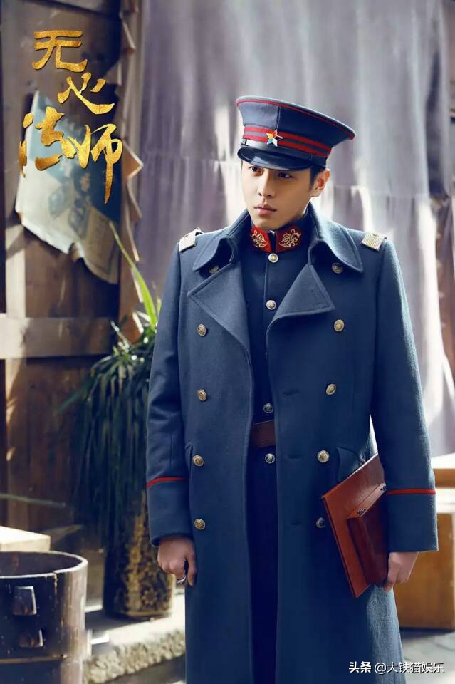 民国军装男神霸气出场,成毅帅气军装