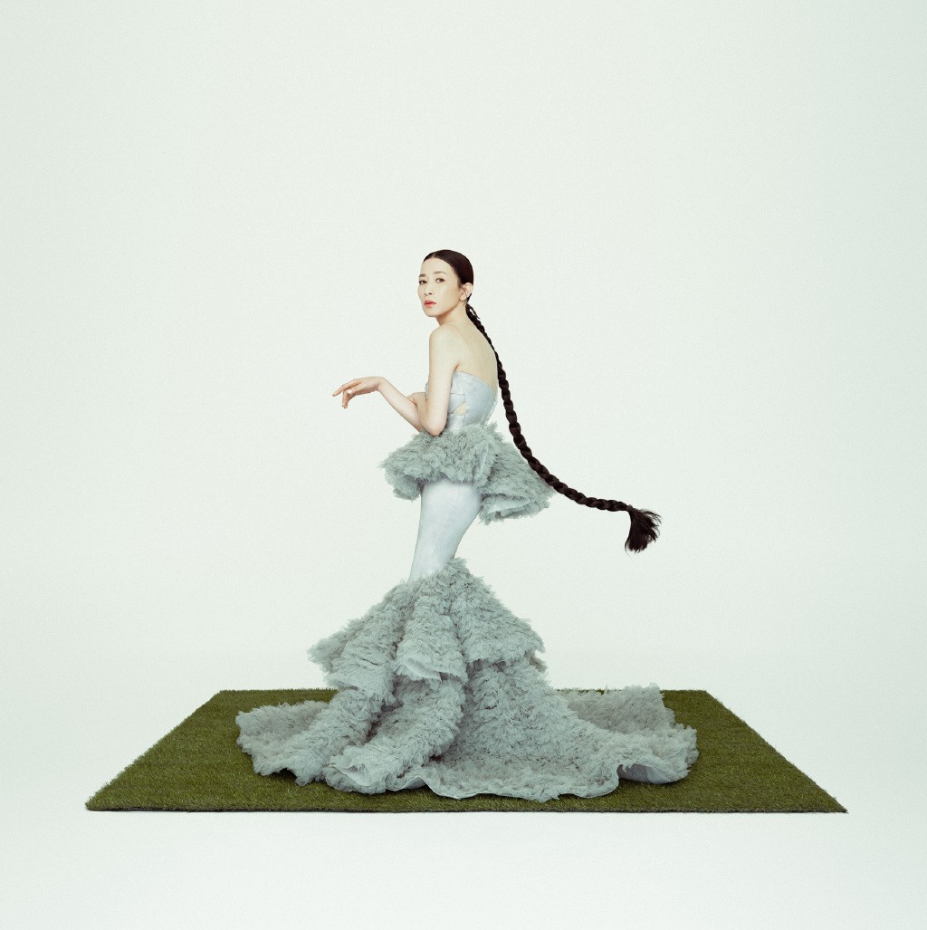 佘诗曼穿黑色裙的写真,麻花辫碎花裙造型的佘诗曼