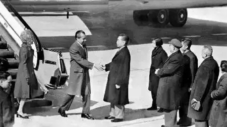 敬爱的周总理两次握手，高尚的情商和智慧，让数亿人敬仰