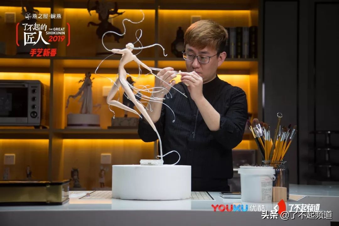 他从珠宝首饰到美容美发样样精通，只为做好一块蛋糕