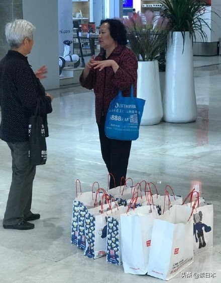 优衣库猫爪杯t恤,优衣库猫爪杯