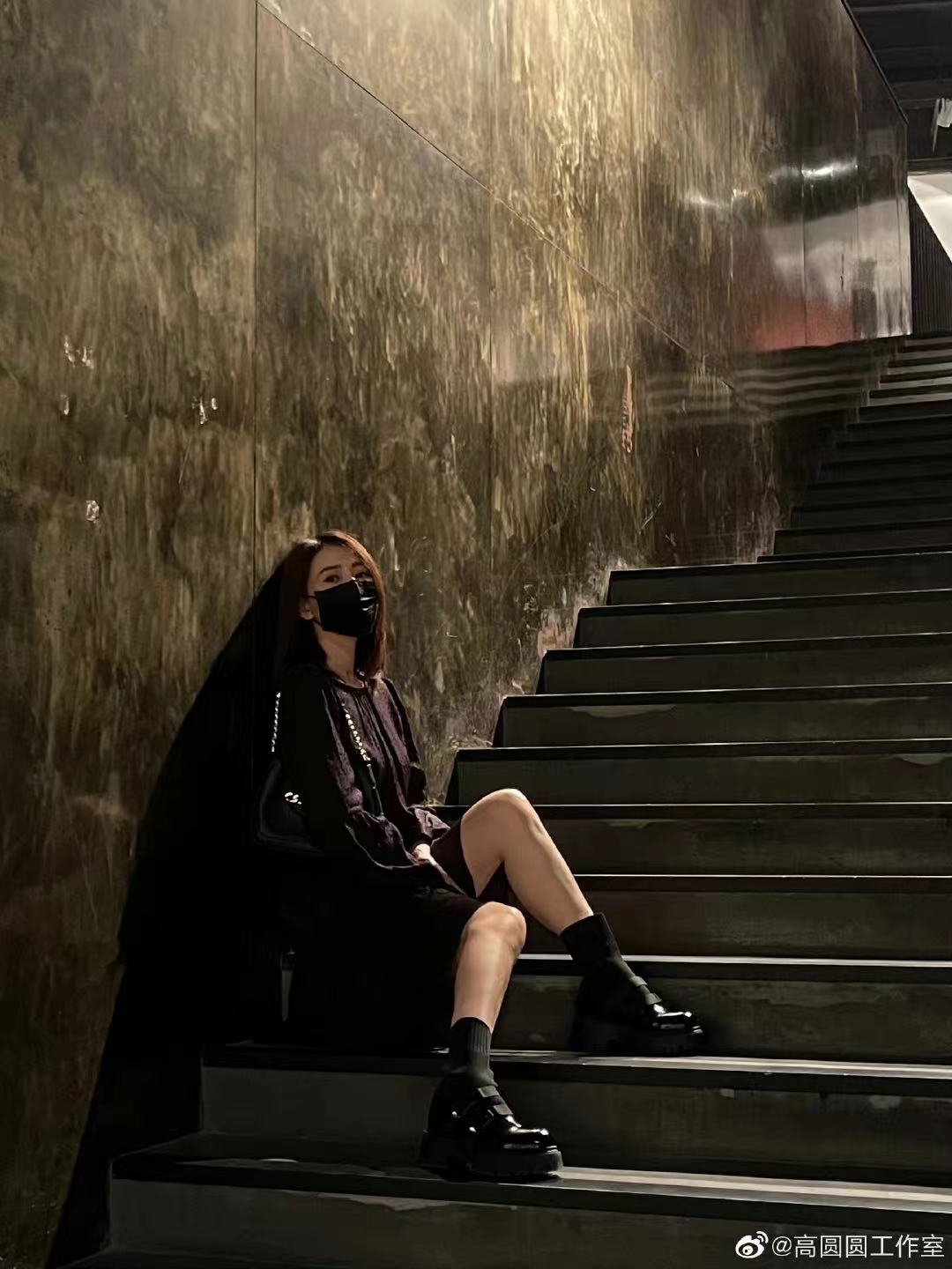 41岁高圆圆穿清纯白裙气质好,高圆圆现身街头穿白裙露香肩