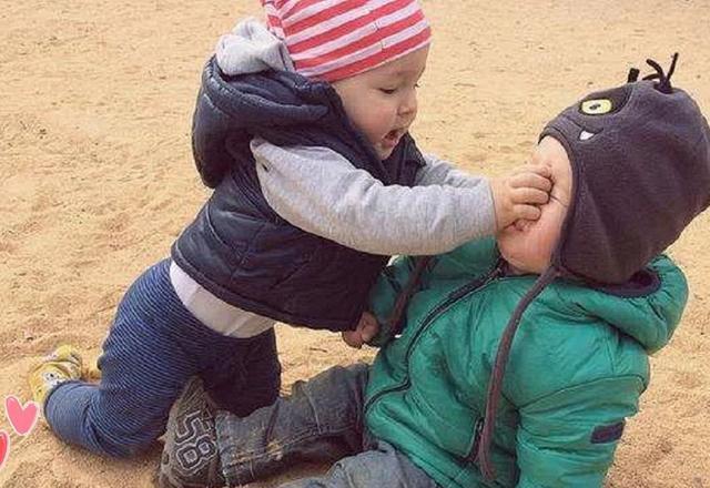 小孩喜欢咬人打人掐人怎么办,孩子喜欢打人咬人