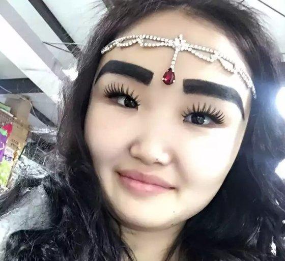 一个网红因为眉毛火了,俄罗斯网红纹眉