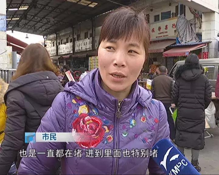 水果批发市场内堵车怎么解决,人多车多路上堵