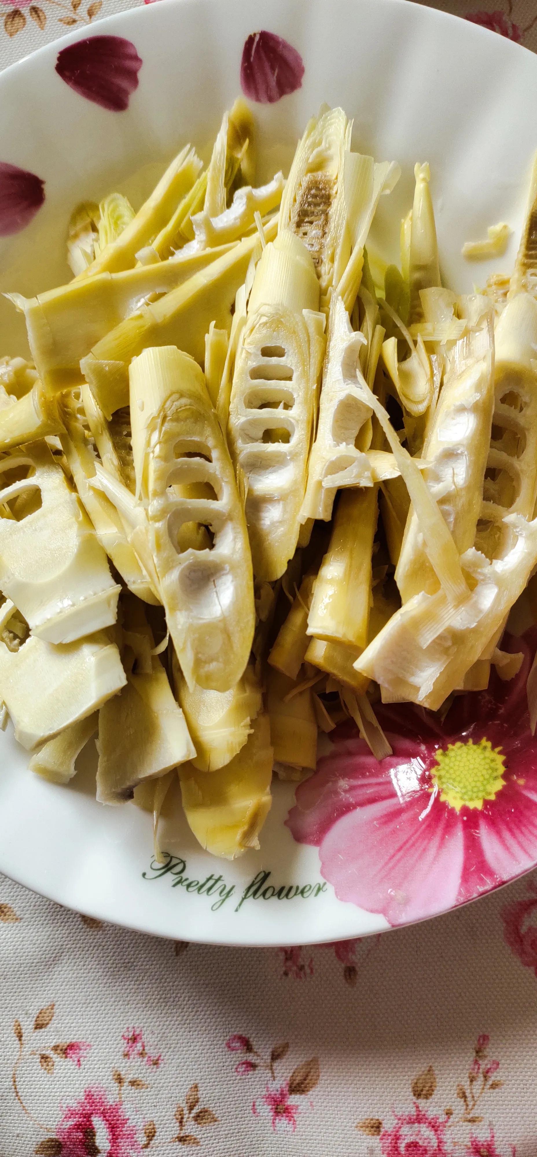 做一盘鲜嫩的竹笋凉拌吃最爽口了,新鲜竹笋这样做开胃下饭方法简单