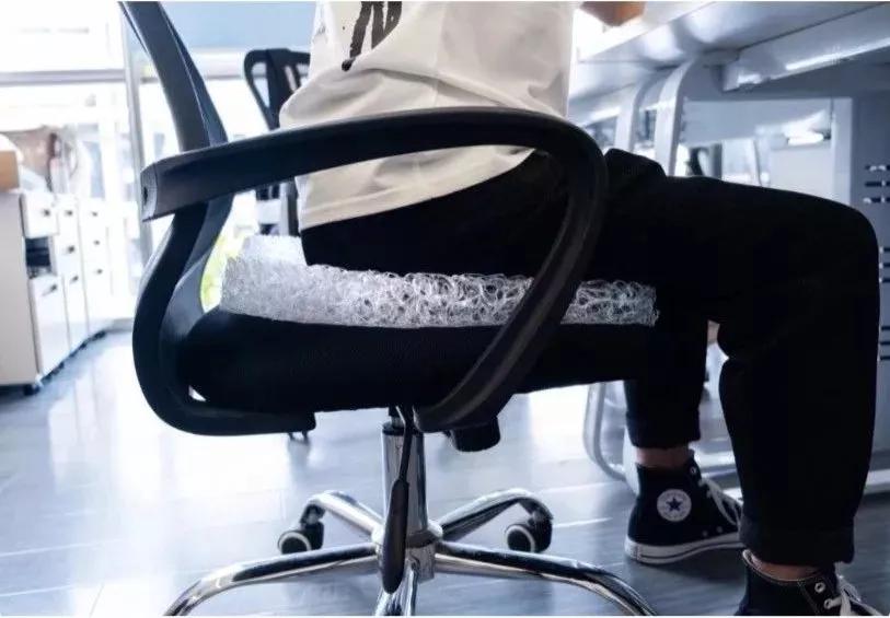 屁股坐的位置起大疙瘩怎么回事,屁股坐久了有黑圈怎么办