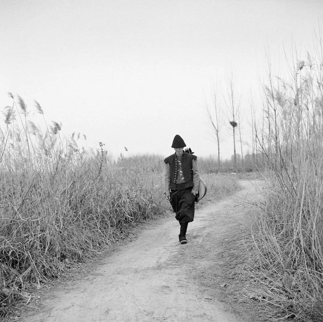 一个中年鬼才，整天逛公园，缠着大爷大妈给他唱歌