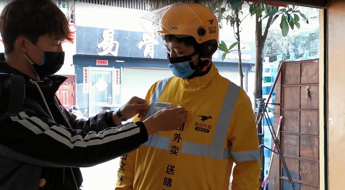 外卖小哥,用车轮温暖着昆明